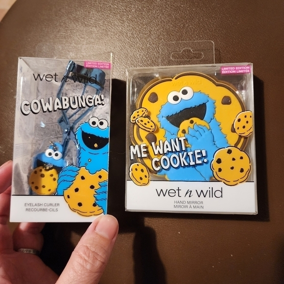 NEW Wet N Wild Seasame Street Cookie Monster Hand Mirror Eyelash Curler Cosmetic - Picture 1 of 8
